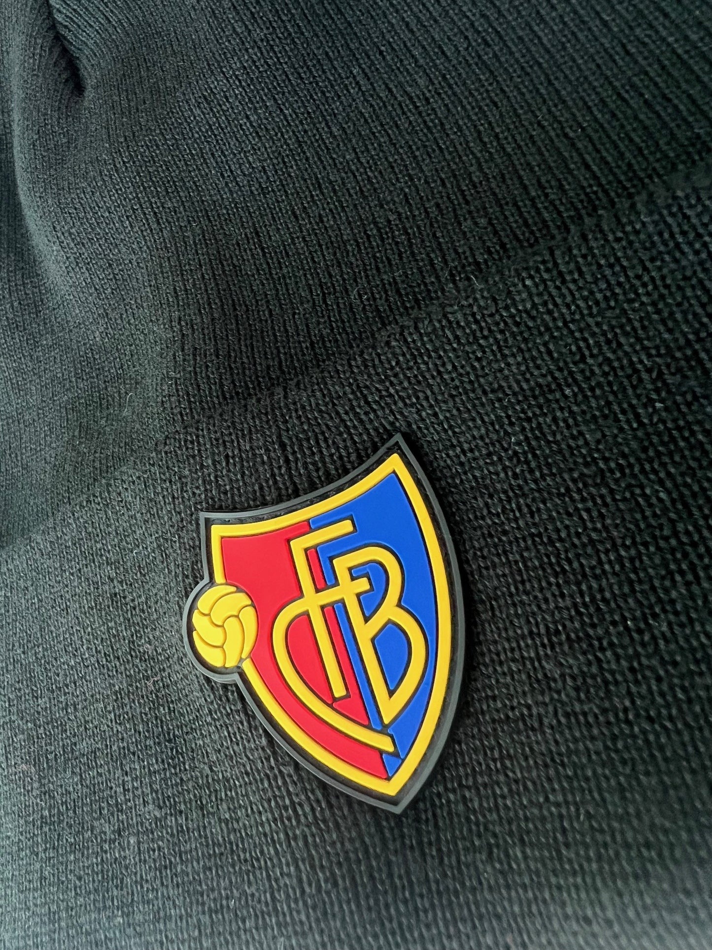 Beanie schwarz Rubber-Wappen